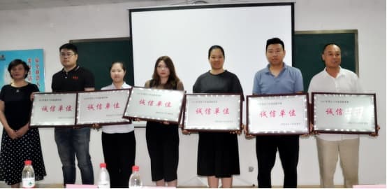 連心物業(yè)榮獲歷下區(qū)2017年度家庭服務(wù)業(yè)“誠信單位”榮譽(yù)稱號、張憲花同志榮獲歷下區(qū)家庭服務(wù)業(yè)“金牌服務(wù)員”榮譽(yù)稱號