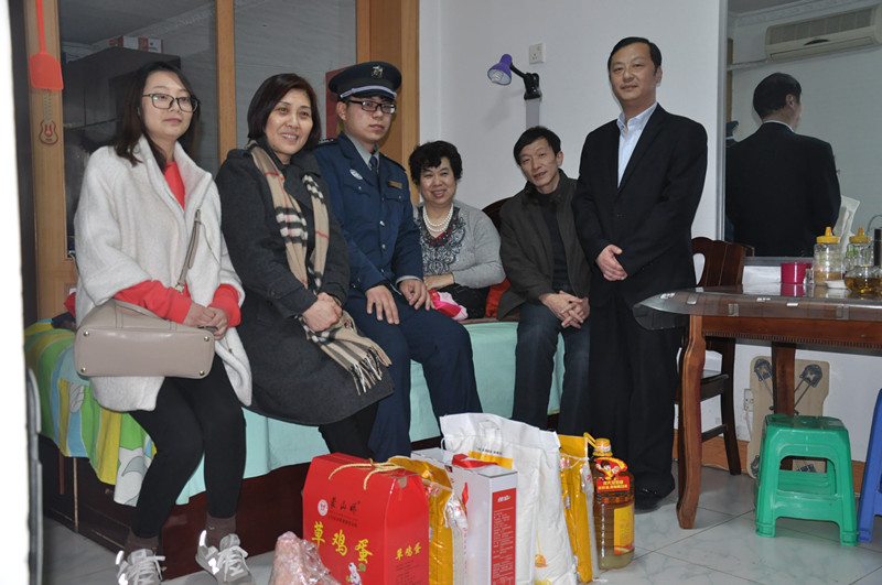 濟南市物業(yè)協(xié)會(huì )領(lǐng)導慰問(wèn)我公司特困職工