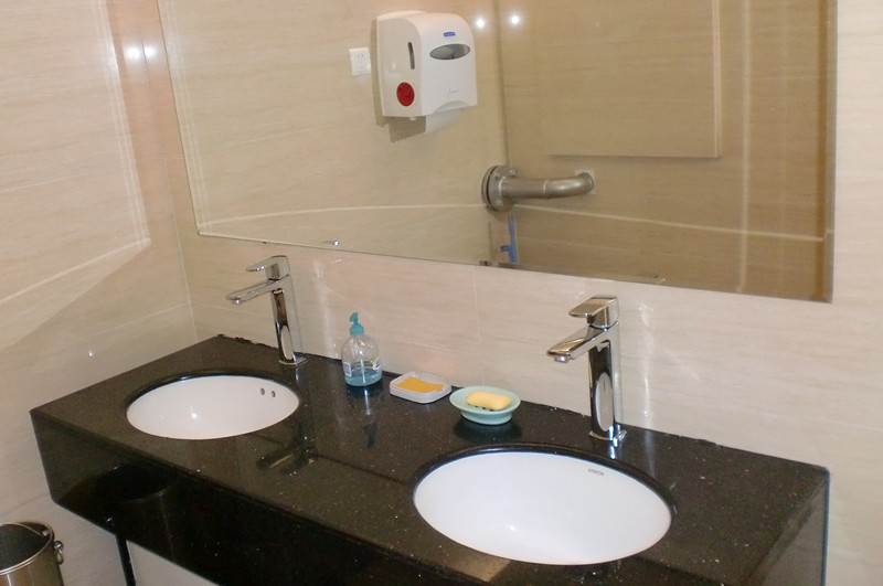 干凈的洗刷間一角