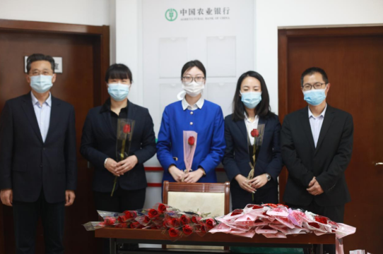 連心物業(yè)駐德州農行項目開(kāi)展“三八婦女節獻花送祝?！敝黝}活動(dòng)