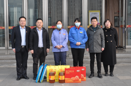 濟南市物業(yè)管理行業(yè)協(xié)會(huì )走訪(fǎng)慰問(wèn)連心物業(yè)特困職工