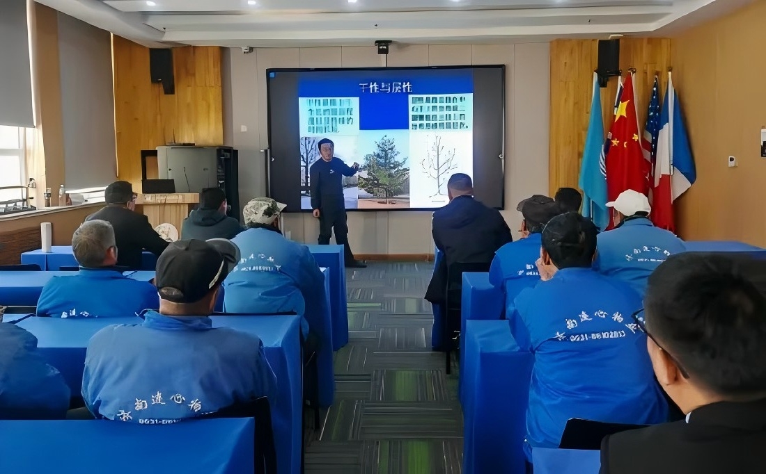 連心物業(yè)駐濟南外國語(yǔ)學(xué)校項目舉行2025年冬季綠化專(zhuān)項培訓